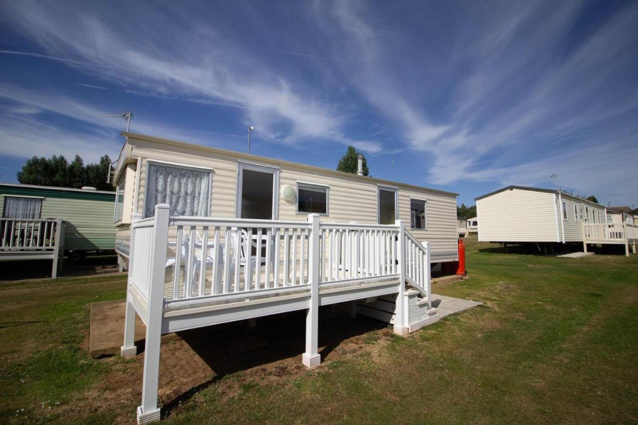 6 Berth Caravan For Hire At Manor Park Holiday Park In Norfolk Ref 23025T Hunstanton Exterior foto