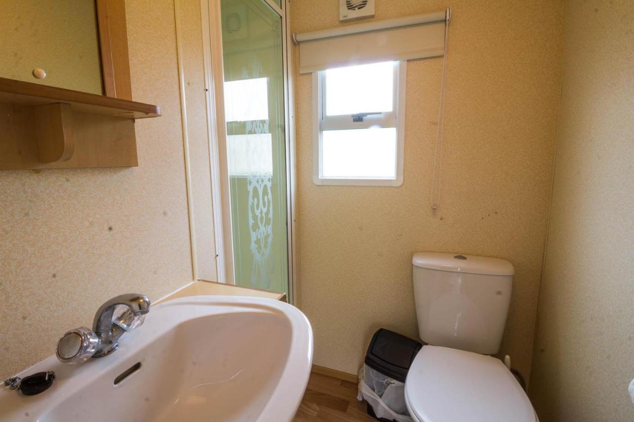 6 Berth Caravan For Hire At Manor Park Holiday Park In Norfolk Ref 23025T Hunstanton Exterior foto