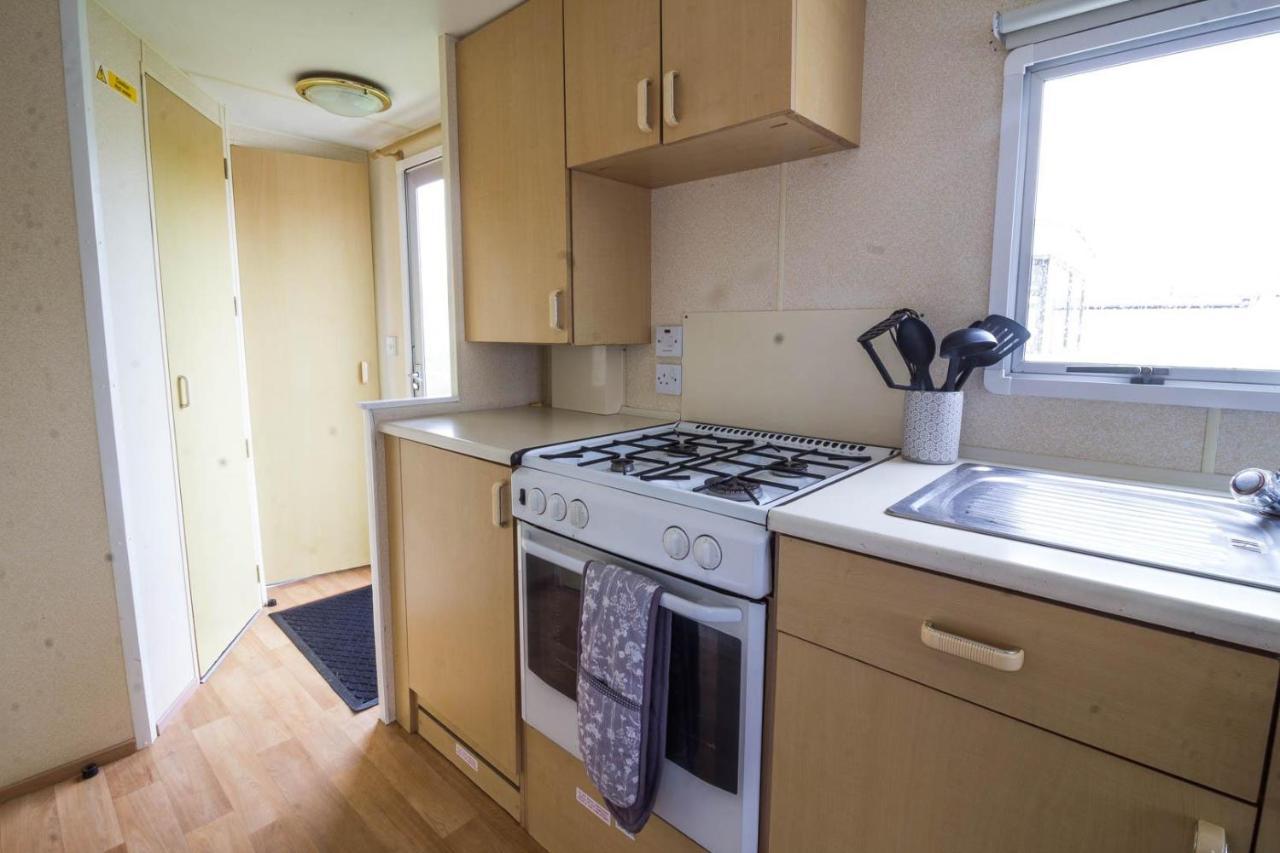 6 Berth Caravan For Hire At Manor Park Holiday Park In Norfolk Ref 23025T Hunstanton Exterior foto